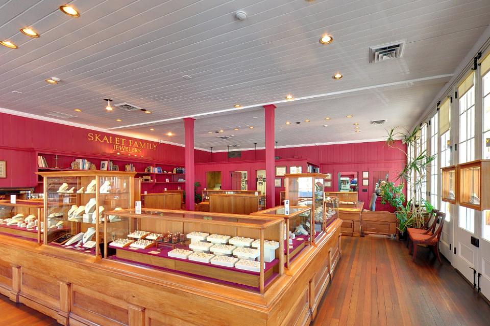 Sparkling Gems in Sacramento: Your Ultimate Jewelry Store Destination post thumbnail image