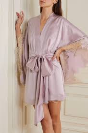 Experience Luxury: Long Silk Robes for Her post thumbnail image